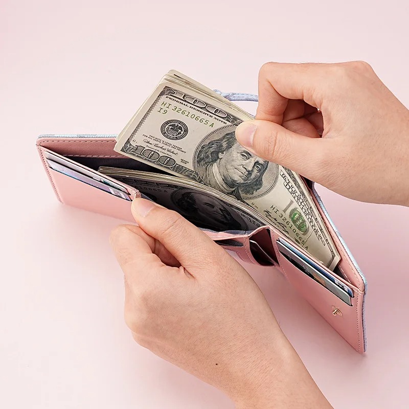 三つ折りジッパーウォレット、レターパターン入り、スタイリッシ - Wallets のレビューと価格