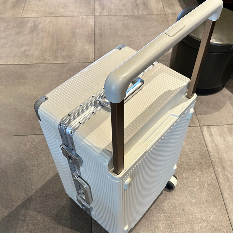 新型28インチワイドハンドルスーツケース 大容量 静音多方向 - Spinner Wheel Rolling Suitcase 20 Inch のレビューと価格