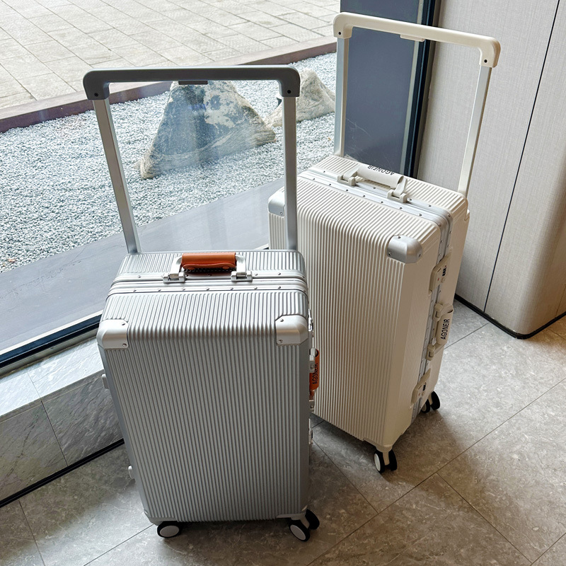 20インチ、22インチ、24インチ、26インチ幅広ハンドル付 - Aluminum Frame Carry On Luggage のレビューと価格